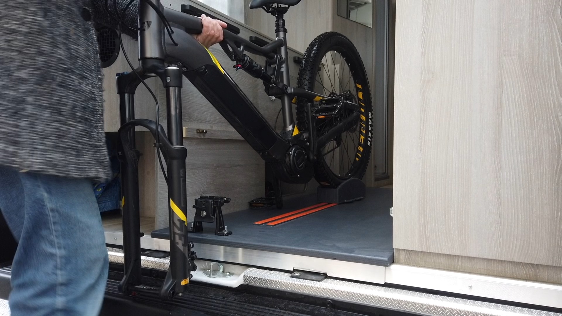 Comment ranger un VTT dans la soute d’un fourgon aménagé ?